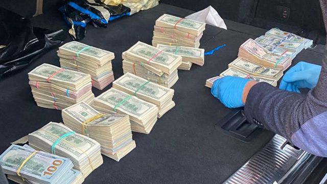 У начальника таможенной службы на Волыни изъяли более $700 тыс. — ФОТО
