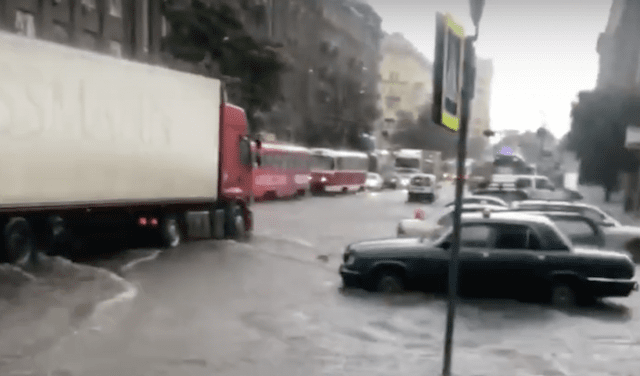 У Харкові сильна злива затопила кілька вулиць – фото