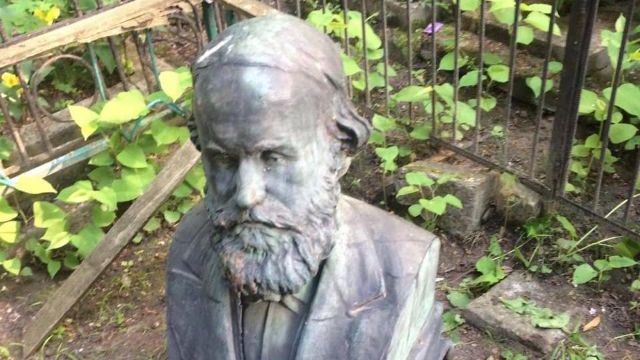 На Байковом кладбище вандалы отломали бюст с могилы украинского ученого-криминалиста