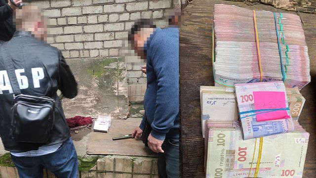 Требовал ежемесячную "дань": налоговика антикоррупционера поймали на большой взятке