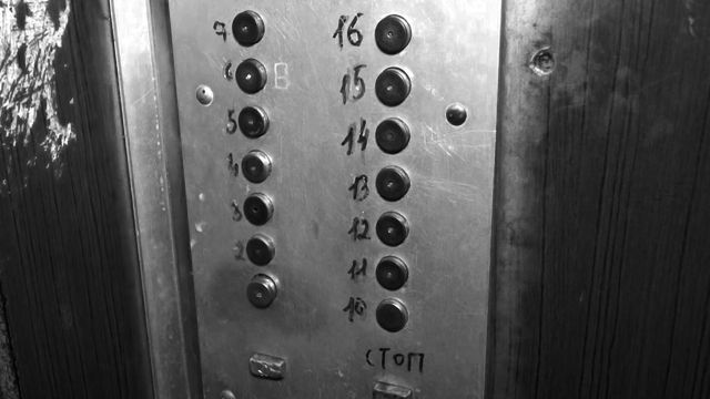 В Киеве при падении лифта погиб ремонтник, его напарника спас звонок жены