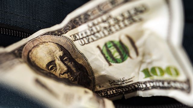 В Умани полицейский пытался съесть $500 взятки
