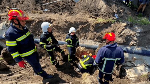 У Тернополі двох робітників засипало землею