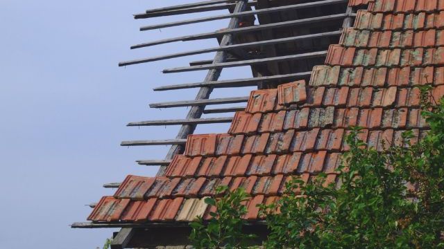 У Польщі ураган зніс сотні дахів та залишив тисячі людей без світла