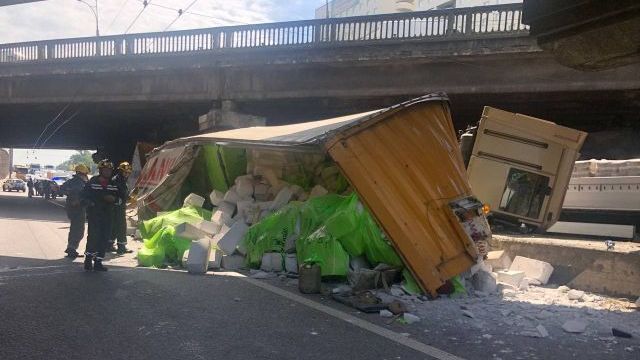 Масштабное ДТП на Берестейской в Киеве: фура перевернулась под мостом