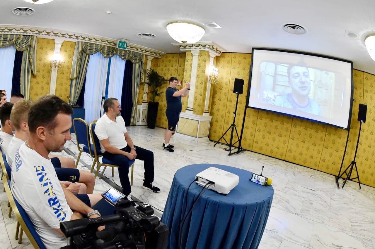 Зеленський поспілкувався зі зібрною Зеленський поспілкувався зі зібрною