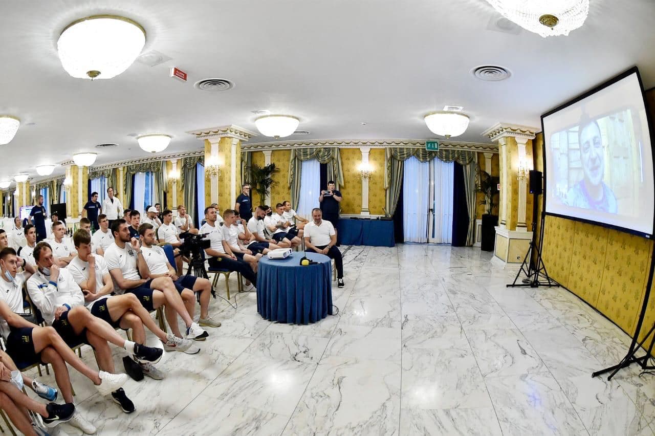 Зеленський поспілкувався зі зібрною Зеленський поспілкувався зі зібрною