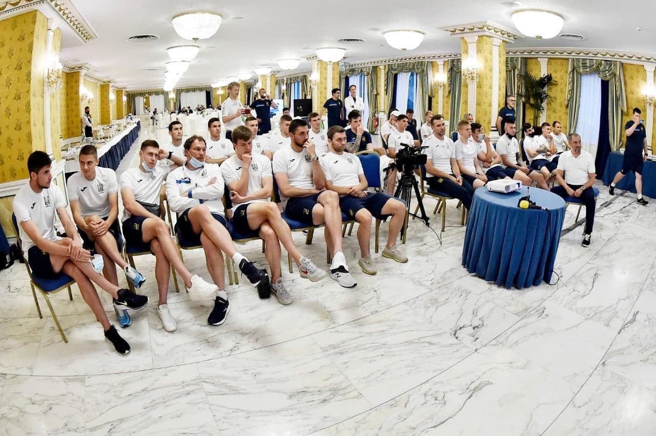 Зеленський поспілкувався зі зібрною Зеленський поспілкувався зі зібрною