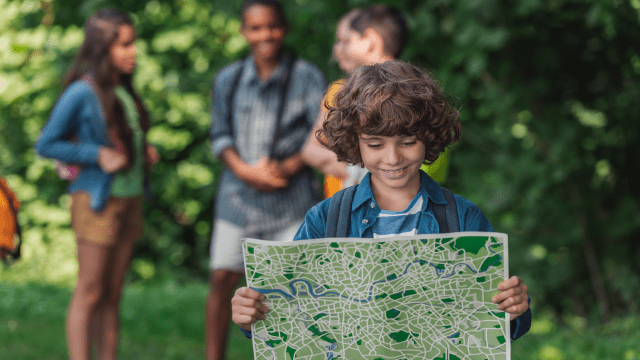 хлопчик, хлопик на природі, хлопчик із картою