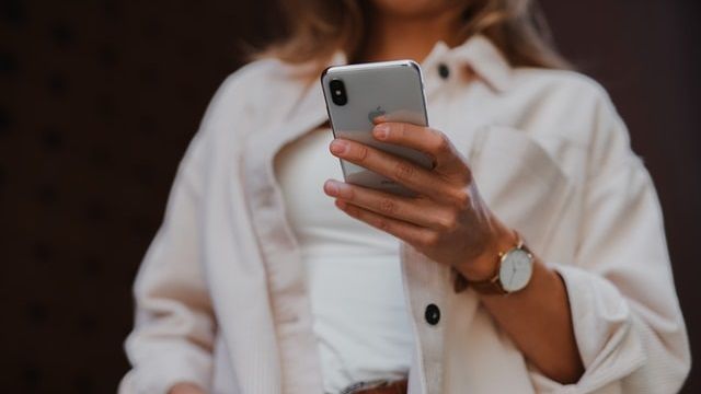 Смартфон в руке