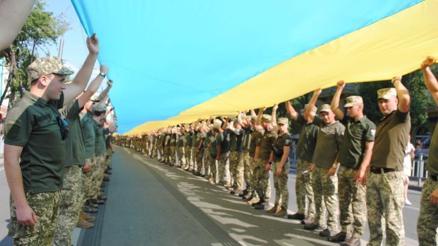 У Маріуполі військові розгорнули український прапор та встановили рекорд