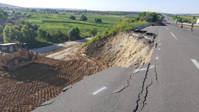 Под Одессой из-за чрезмерных дождей произошел оползень на трассе