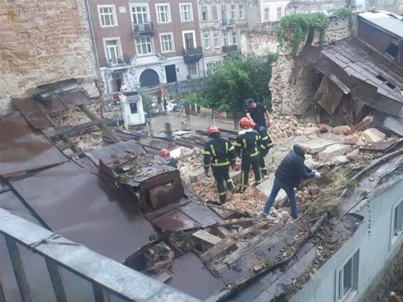 Во Львове обвалилась стена дома — под завалами нашли тело мужчины