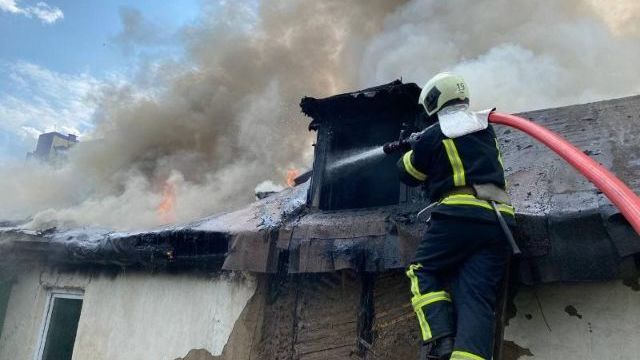 Неожиданно вспыхнуло пламя: в Киеве загорелся дом Фото 2 Пожежа у Києві в Дніпровському районі: подробиці пожежі Фото 2