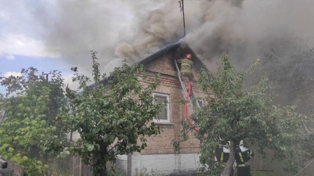 Неожиданно вспыхнуло пламя: в Киеве загорелся дом Фото 3 Пожежа у Києві в Дніпровському районі: подробиці пожежі Фото 3