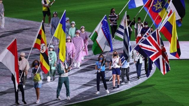 Олимпийские игры 2020: каноистка Лузан вынесла флаг Украины на церемонии закрытия