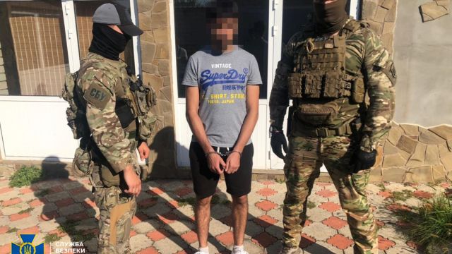 Обстрілювали українські позиції в АТО: СБУ затримала двох колишніх бойовиків “ЛДНР” Фото 1 СБУ затримала двох колишніх бойовиків “ЛДНР”, які обстрілювали українських військових Фото 1