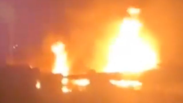 Пожар на месте взрыва в Ливане