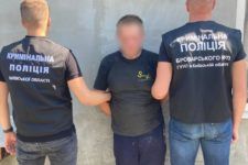 Порізали та викрали авто: під Києвом зловмисники напали на пасічника