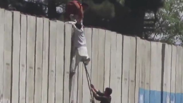 В Кабуле люди штурмуют аэропорт и пытаются покинуть Афганистан — ВИДЕО