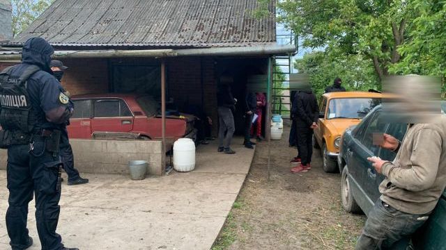 Рабство на Волині: жінка утримувала чоловіків у хліву з тваринами