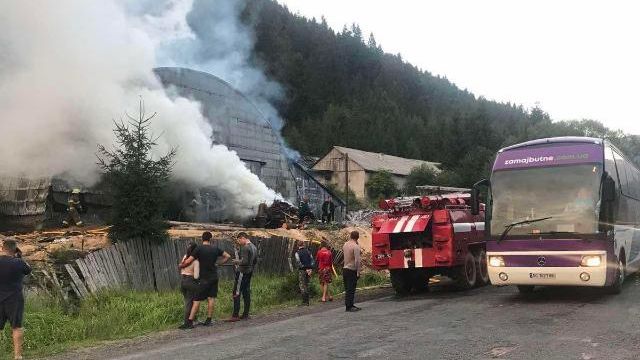 На Закарпатті сталася масштабна пожежа: вогонь гасили дві години Фото 1 Пожежа в Міжгір'ї: подробиці пожежі на Закарпатті Фото 1