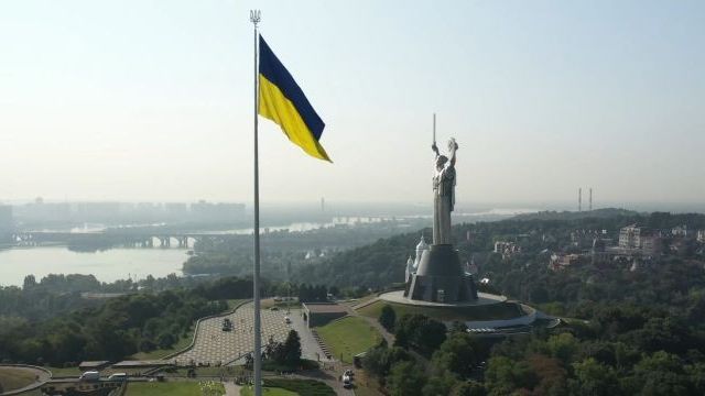 День государственного флага Украины: в Киеве подняли самый большой флаг