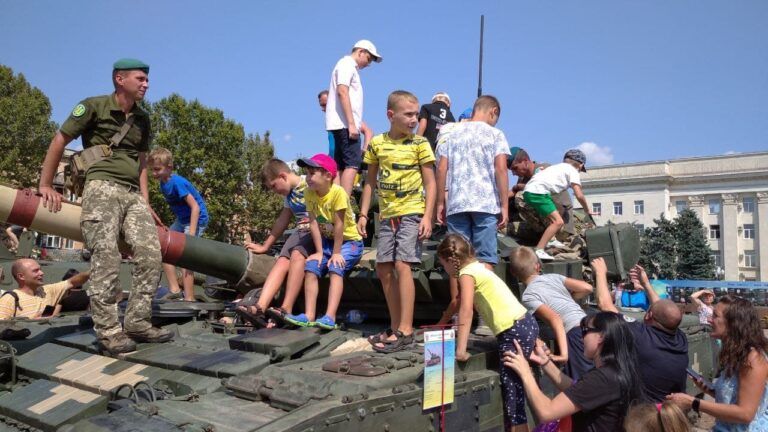 Выставка техники Морской пехоты Украины в Херсоне — фото