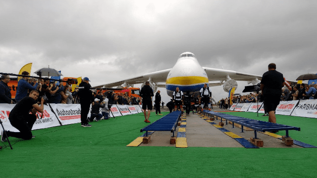 Рекорд перетягування літака Мрія