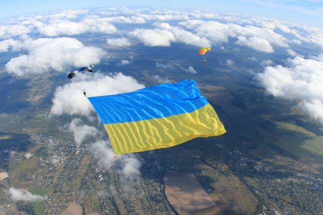 Украинский военный установил новый рекорд во время прыжка с парашютом