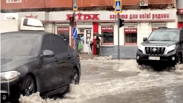 Злива у Харкові – вулиці міста добряче затопило – відео