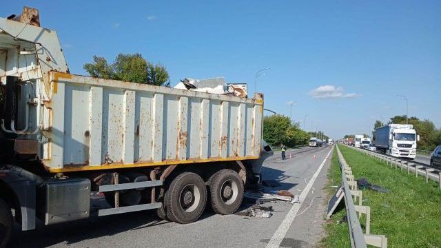 На трасі Київ-Чоп зіткнулися три вантажівки: дорогу перекрили Фото 2 ДТП на трасі Київ-Чоп – подробиці ДТП події 7 вересня на Рівненщині Фото 2