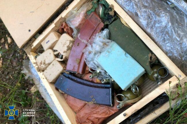 На границе с Беларусью обнаружили схрон с оружием и взрывчаткой