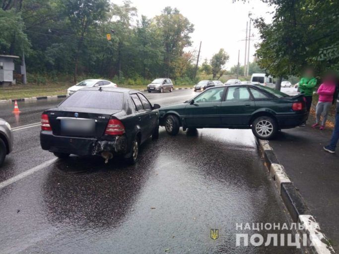 В Харькове столкнулись пять автомобилей — в больницу доставили 40-летнего водителя Фото 1 В Харькове столкнулись пять автомобилей — в больницу доставили 40-летнего водителя Фото 1