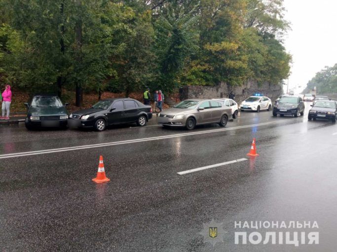 В Харькове столкнулись пять автомобилей — в больницу доставили 40-летнего водителя Фото 2 В Харькове столкнулись пять автомобилей — в больницу доставили 40-летнего водителя Фото 2
