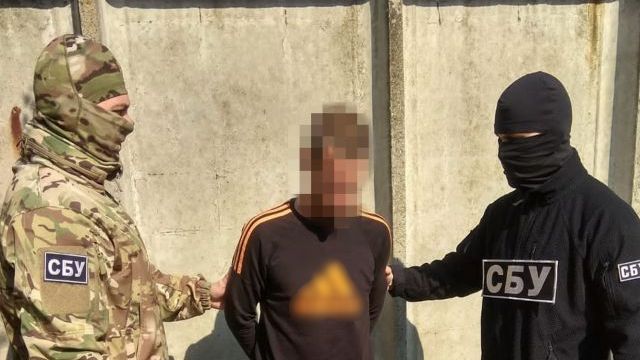 Штурмував будівлю СБУ у 2014 році: на Луганщині затримали бойовика Фото 1 Правоохоронці затримали бойовика, який у 2014 році штурмував будівлю СБУ на Луганщині Фото 1