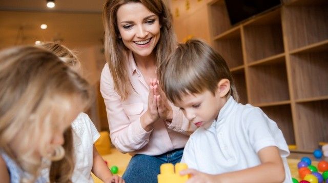 Перший важливий дорослий після батьків: роль вихователя в житті дошкільняти
