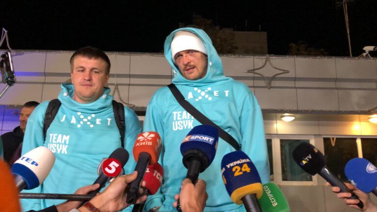 Усик повернувся в Україну