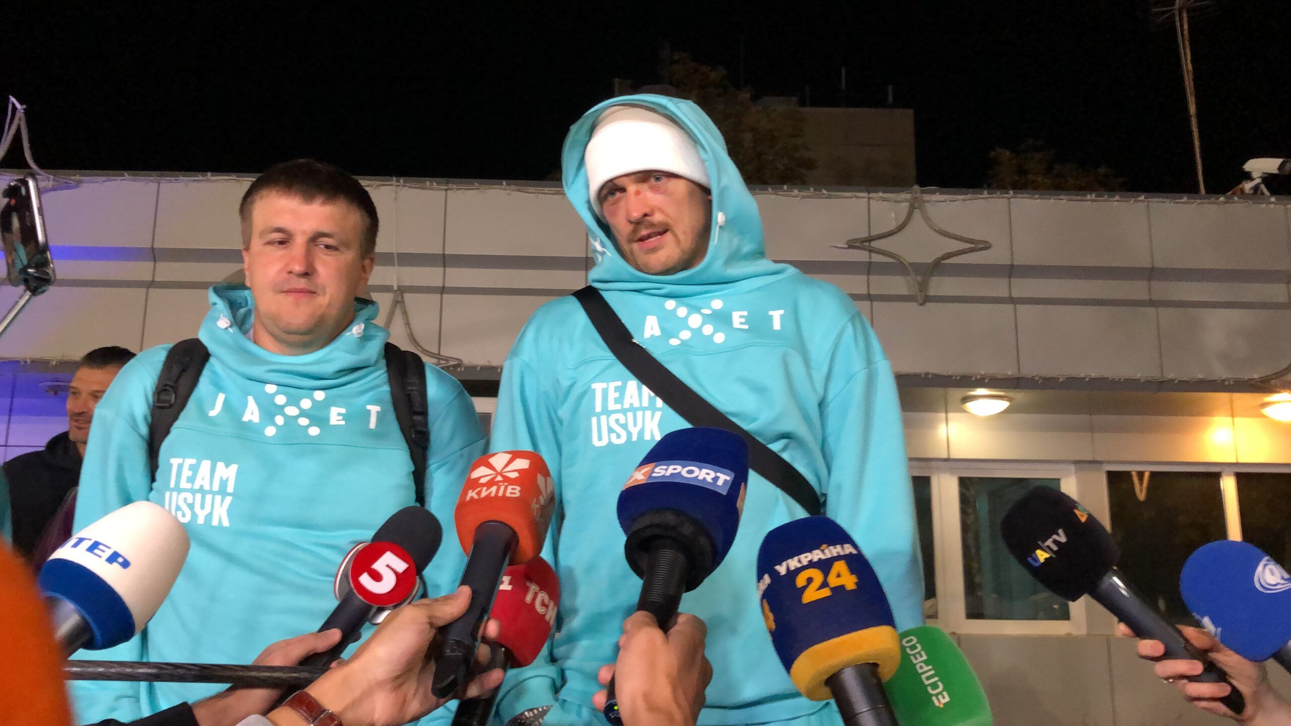 Усик повернувся в Україну