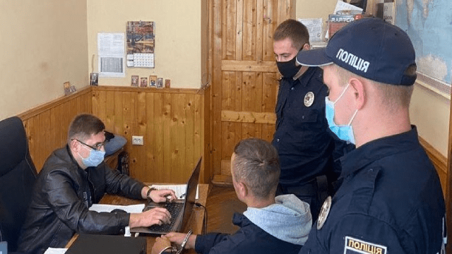 На Львівщині 22-річний хлопець у гостях зарубав чоловіка сокирою