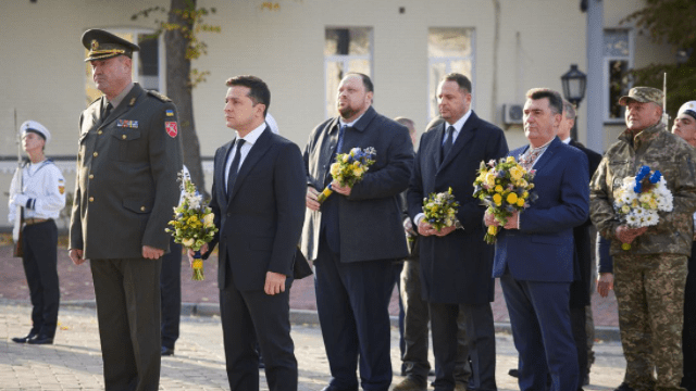 Квіти і хвилина мовчання: Зеленський на церемонії до Дня захисників і захисниць