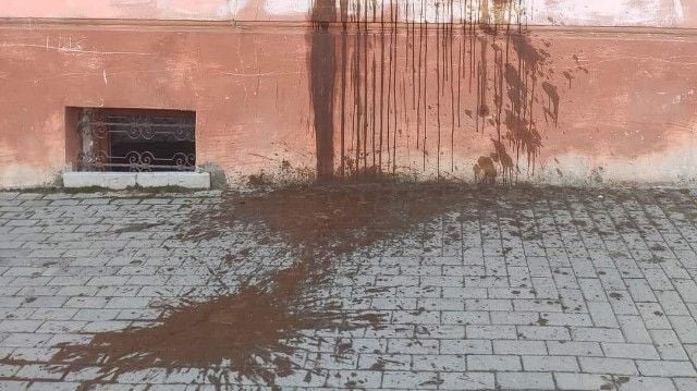 В Черновцах здание Украинского народного дома залили нечистотами