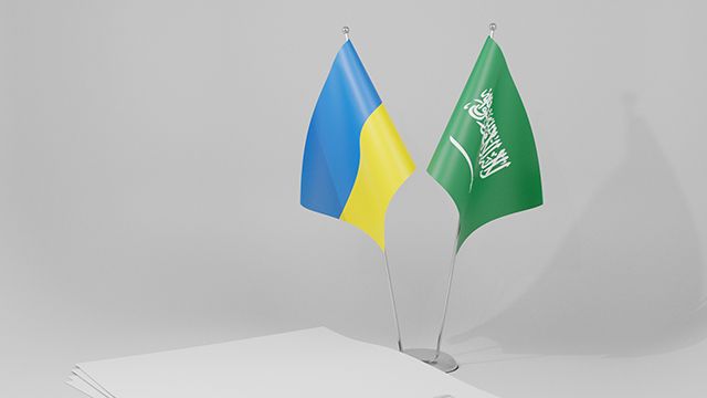Прапори України та Саудівської Аравії