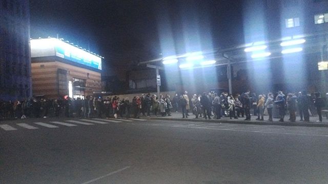 Черги на десятки метрів: у Дніпрі виник транспортний колапс через червону зону карантину