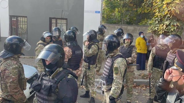 2. У Сімферополі силовики затримали 21 кримського татарина