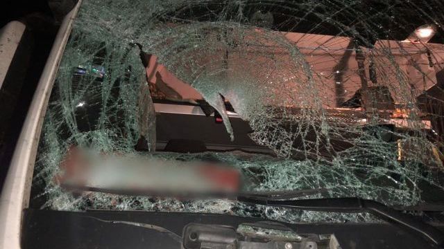 Под Киевом подросток упал с моста на лобовое стекло грузовика Фото 1 Под Киевом подросток упал с моста на лобовое стекло грузовика Фото 1