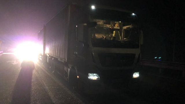 Под Киевом подросток упал с моста на лобовое стекло грузовика Фото 2 Под Киевом подросток упал с моста на лобовое стекло грузовика Фото 2