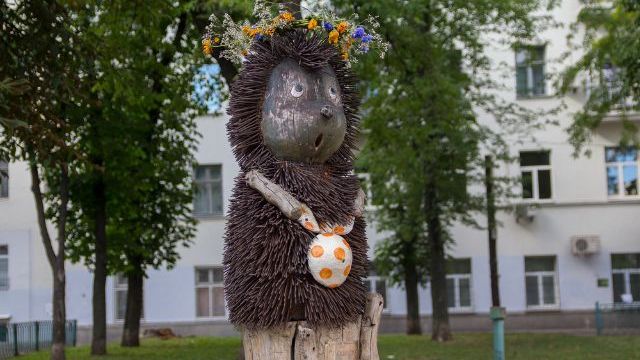 В Киеве вандалы повредили скульптуру Ежик в тумане