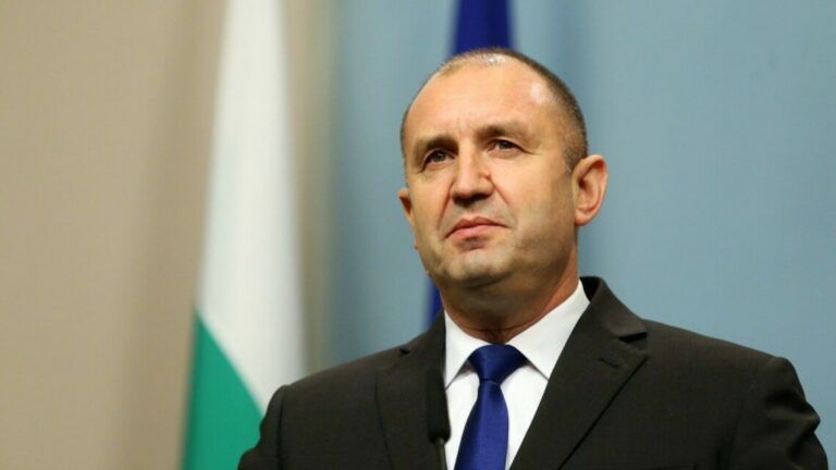 На выборах в Болгарии побеждает действующий президент Румэн Радев