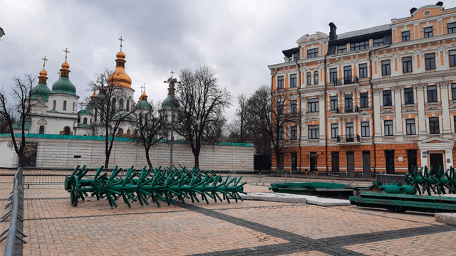 Искусственная 31-метровая красавица: в Киеве устанавливают главную елку Фото 2 У столиці почали монтувати головну ялинку Фото 2